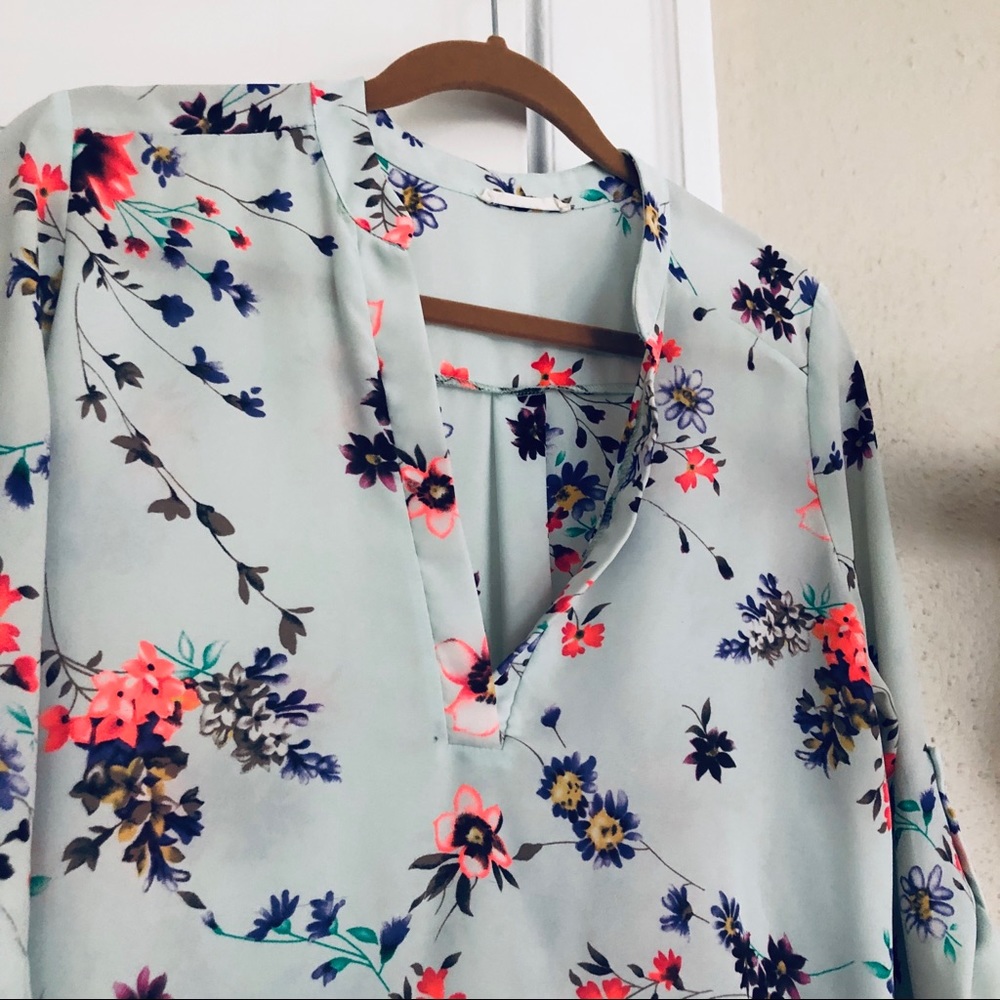 Floral Spring Blouse ❤️ - Picture 2 of 3